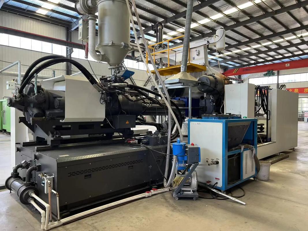 山东工厂海天1080t注塑机 含油、料斗与机械手的协同创新